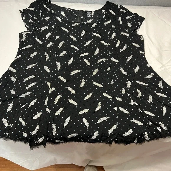 Torrid Black Feather Print Distressed Fringed Hem Lightweight Blouse Plus Size 3 - Picture 7 of 10